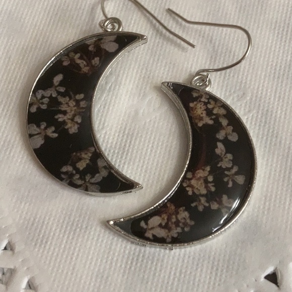 Moon 🌙 crescent flower resin earrings nwt - Picture 5 of 5